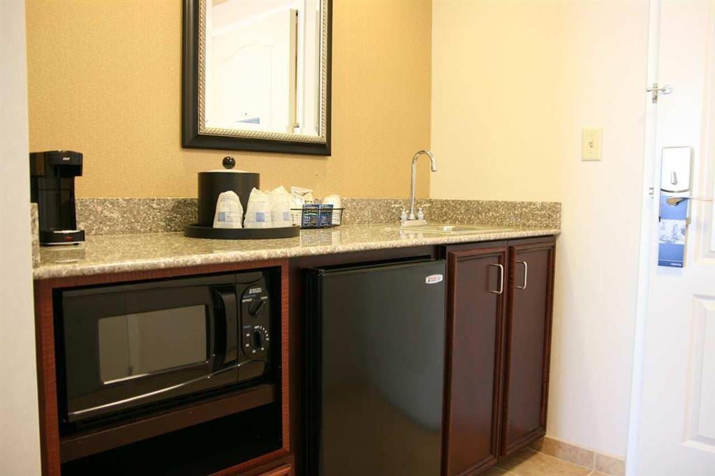Hampton Inn & Suites - Cape Cod / Вест-Ярмут Номер фото