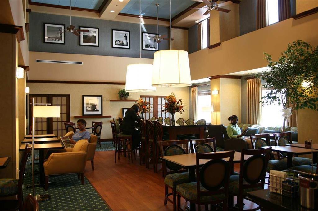Hampton Inn & Suites - Cape Cod / Вест-Ярмут Ресторан фото